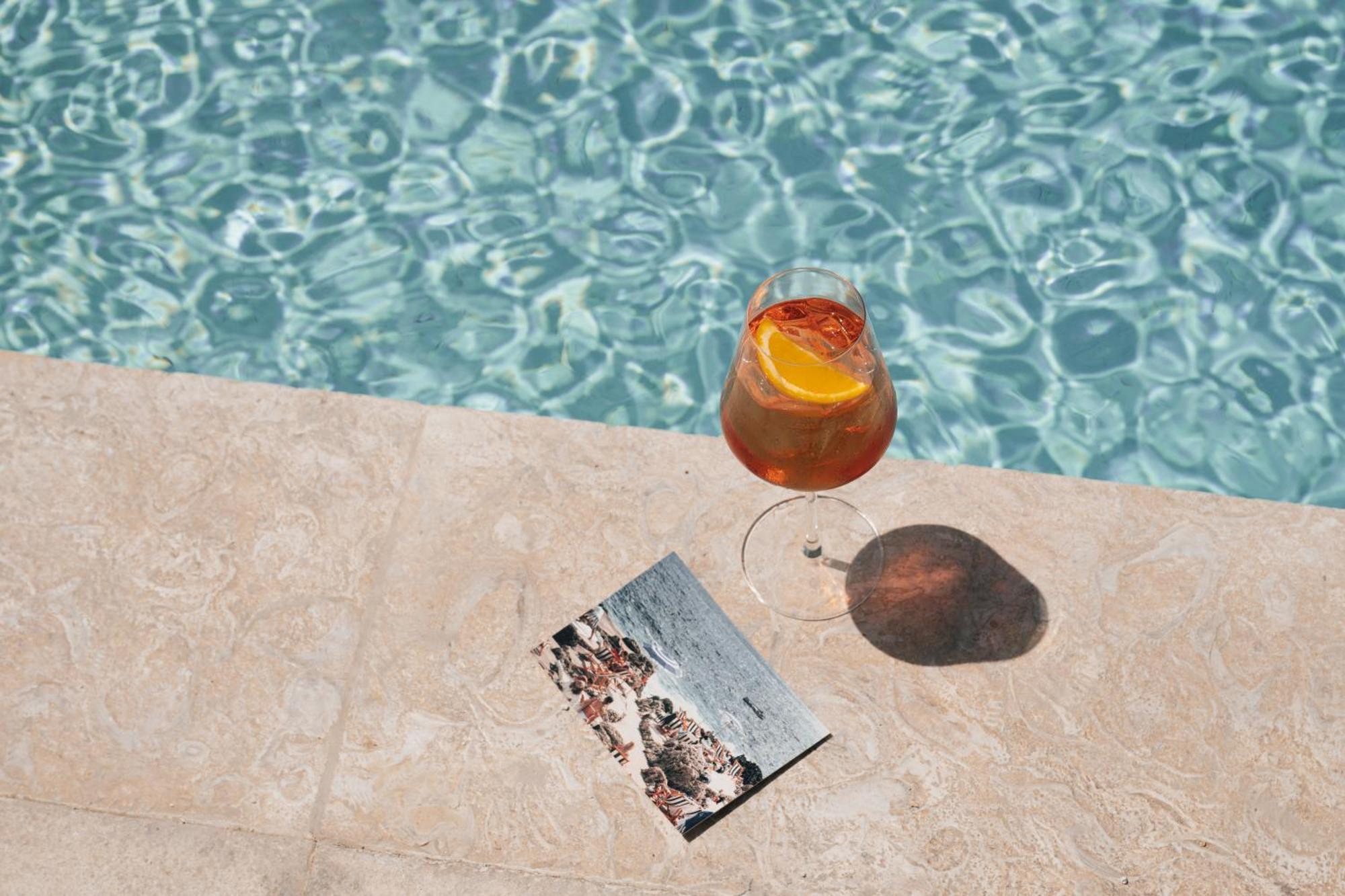 ホテル シーザーズ パレス ブルーウォーターズ ドバイ エクステリア 写真 A glass of Aperol Spritz