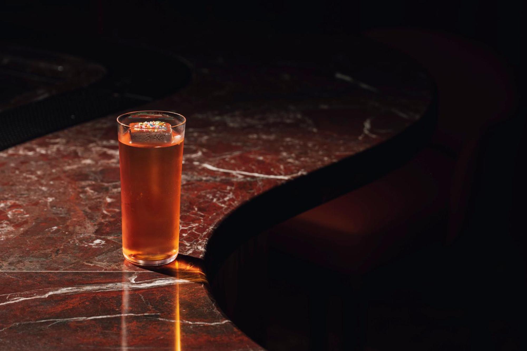 ホテル シーザーズ パレス ブルーウォーターズ ドバイ エクステリア 写真 A glass of Old Fashioned