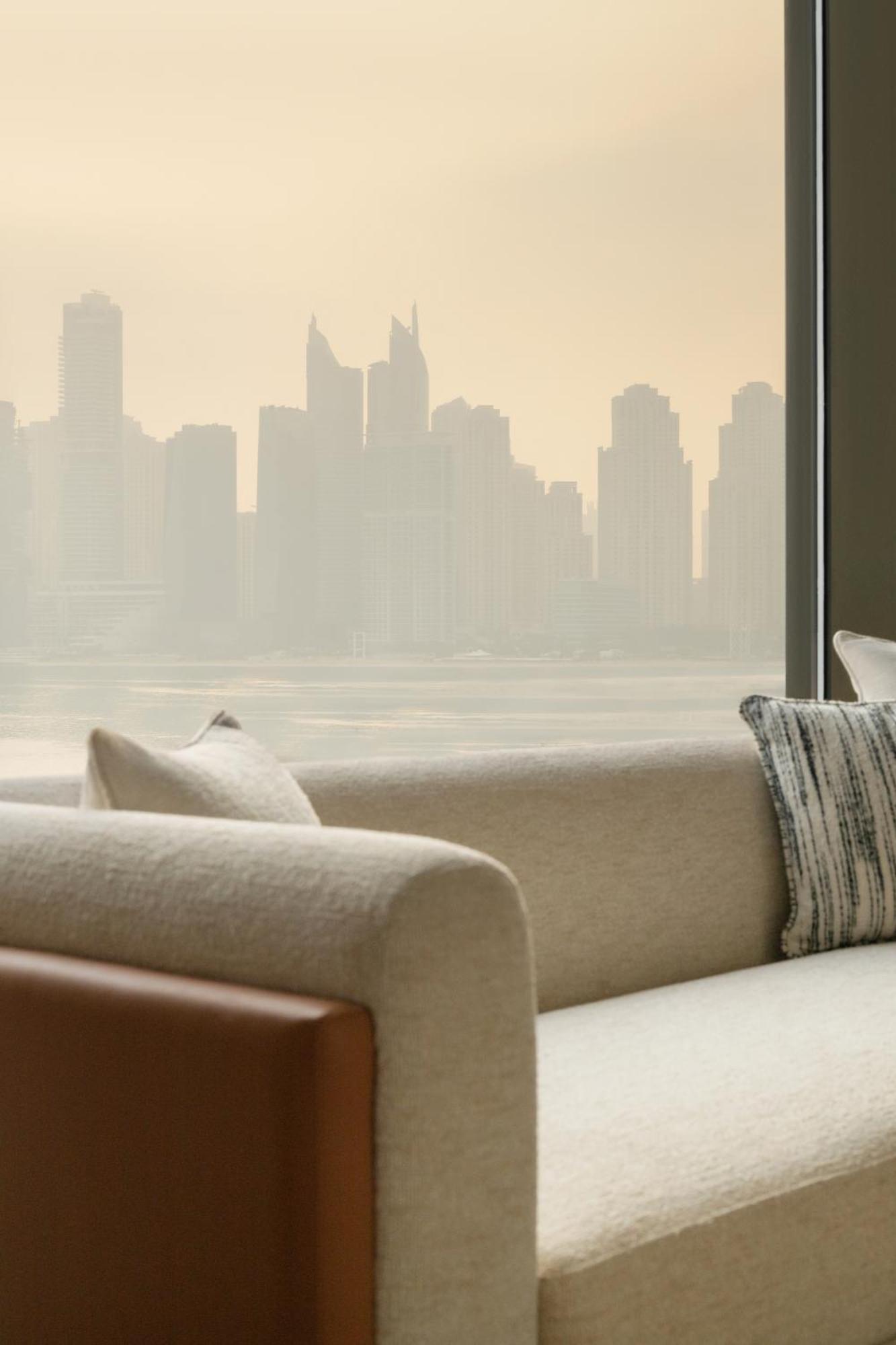 ホテル シーザーズ パレス ブルーウォーターズ ドバイ エクステリア 写真 A view of the Dubai skyline from the hotel