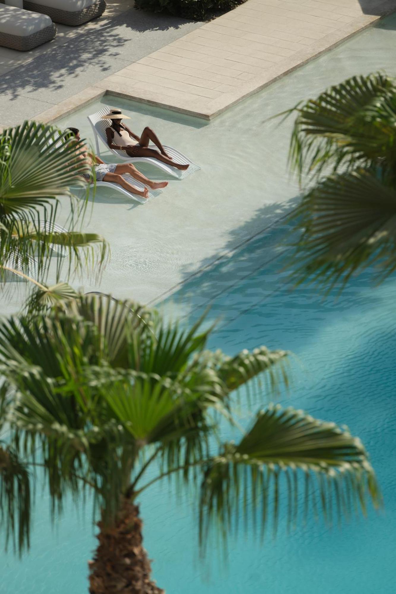 ホテル シーザーズ パレス ブルーウォーターズ ドバイ エクステリア 写真 The pool at the Four Seasons Hotel
