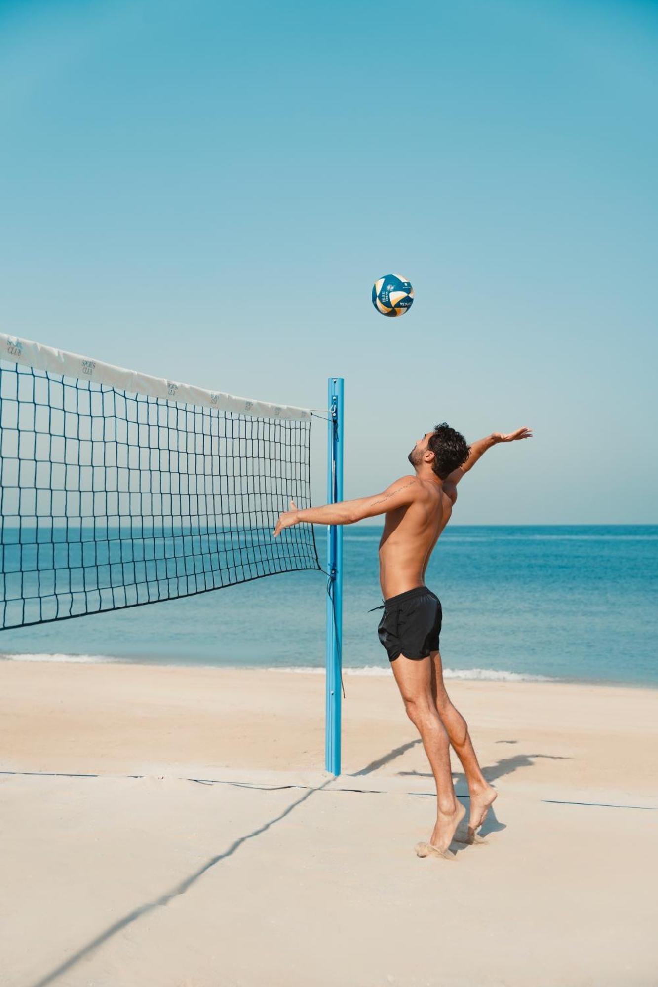 ホテル シーザーズ パレス ブルーウォーターズ ドバイ エクステリア 写真 A player blocks the ball