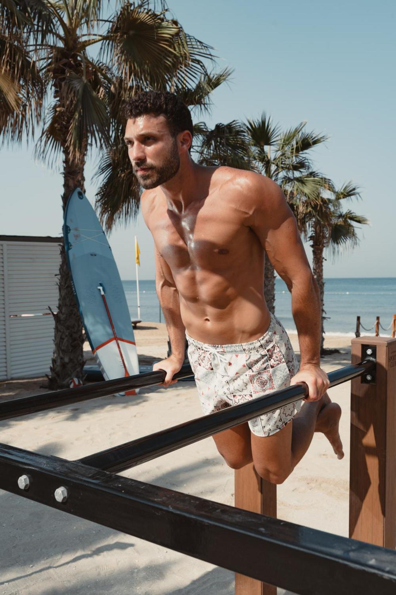 ホテル シーザーズ パレス ブルーウォーターズ ドバイ エクステリア 写真 A man doing dips