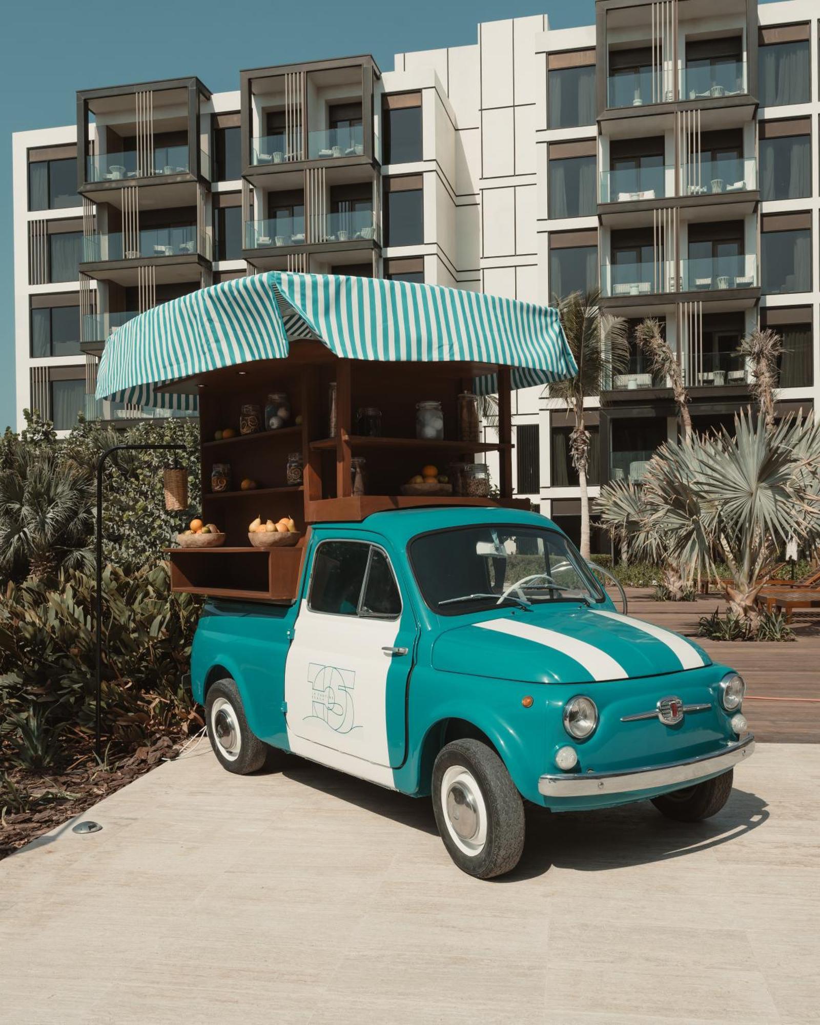 ホテル シーザーズ パレス ブルーウォーターズ ドバイ エクステリア 写真 Fiat 500