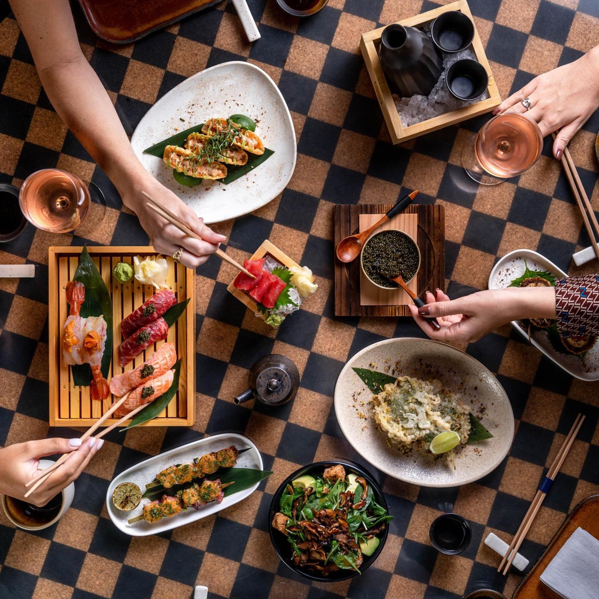 ホテル シーザーズ パレス ブルーウォーターズ ドバイ エクステリア 写真 A selection of dishes at the restaurant