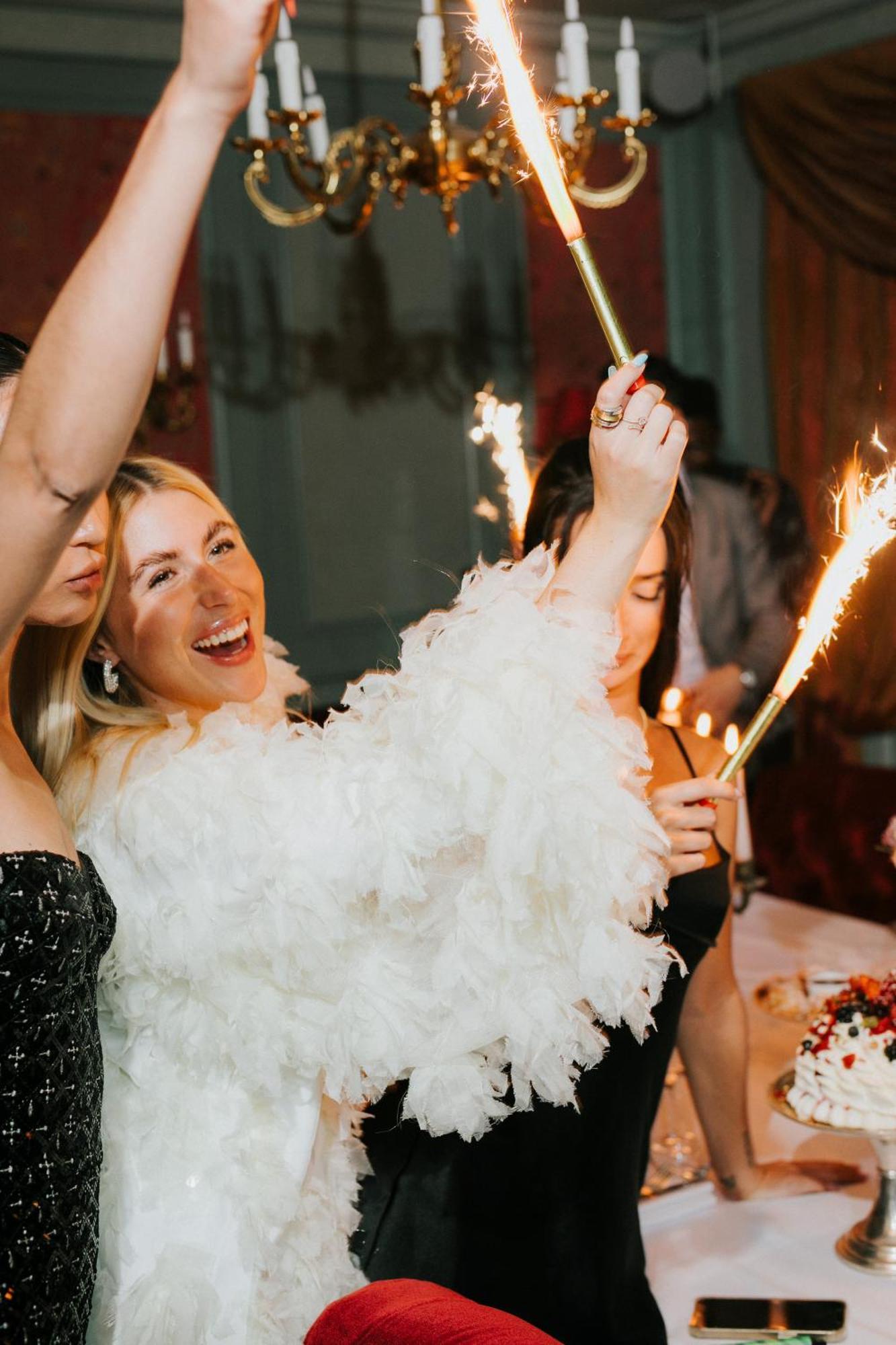 ホテル シーザーズ パレス ブルーウォーターズ ドバイ エクステリア 写真 Partygoers at a nightclub in Moscow