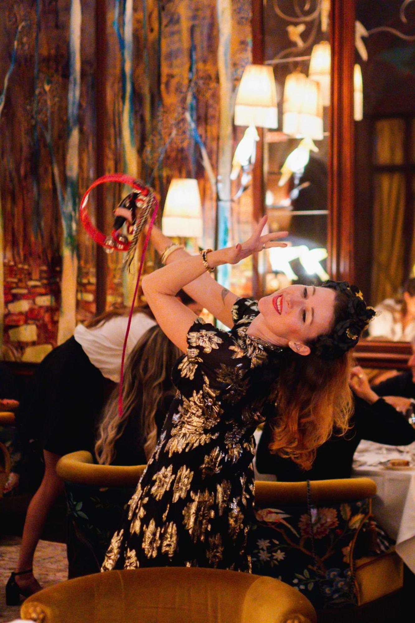 ホテル シーザーズ パレス ブルーウォーターズ ドバイ エクステリア 写真 A flamenco dancer