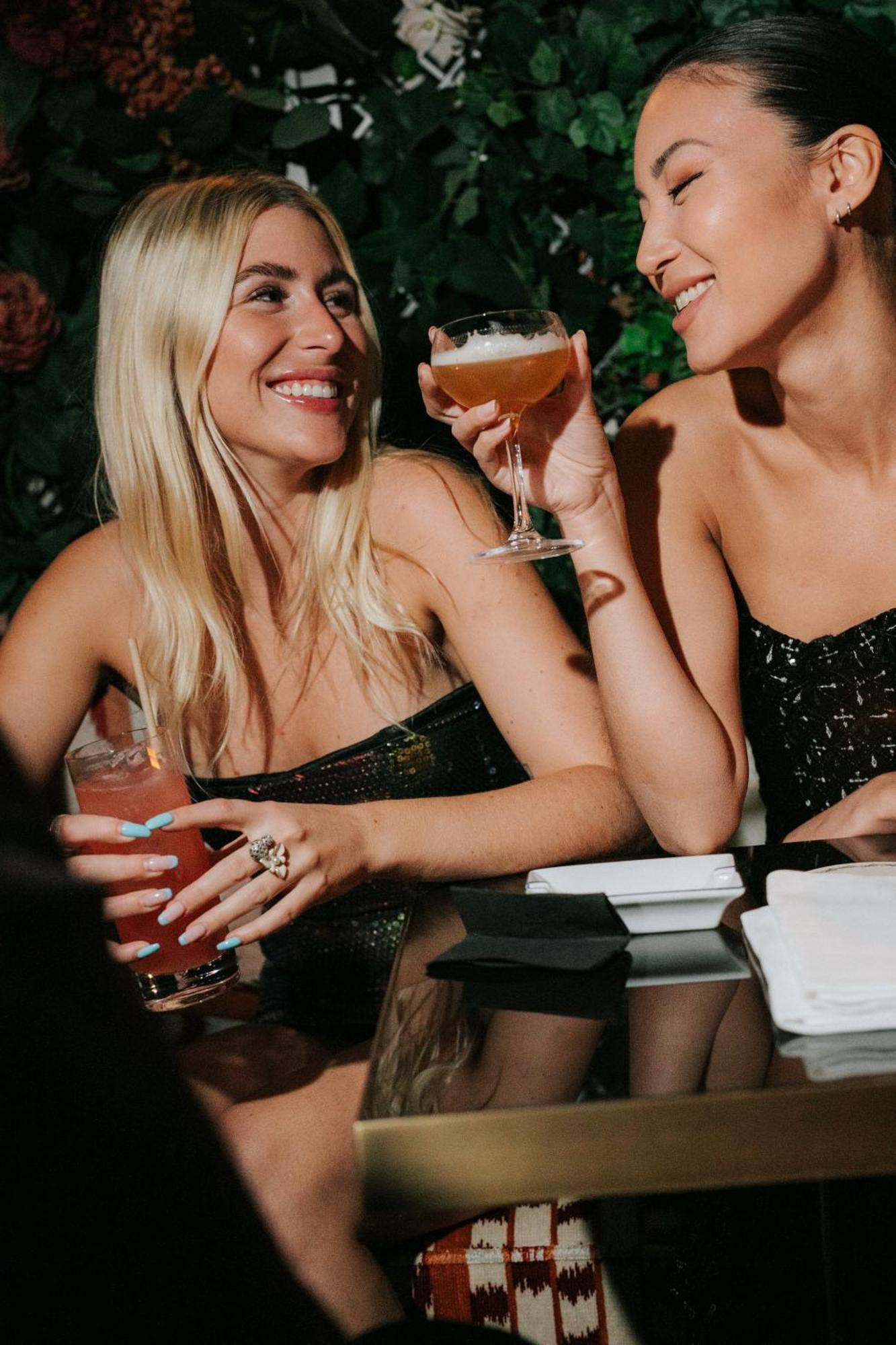 ホテル シーザーズ パレス ブルーウォーターズ ドバイ エクステリア 写真 Two women drinking cocktails