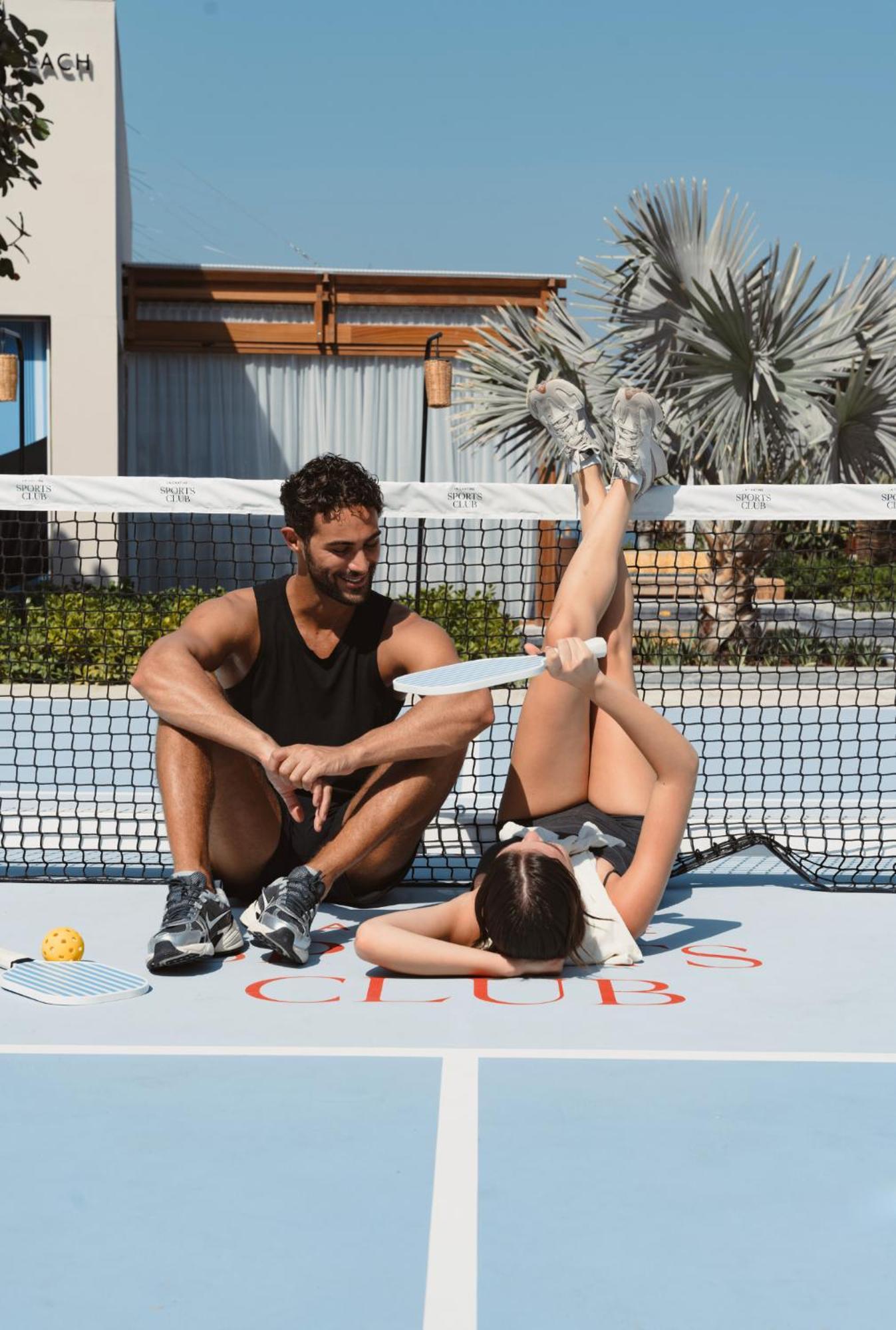 ホテル シーザーズ パレス ブルーウォーターズ ドバイ エクステリア 写真 A player stretching