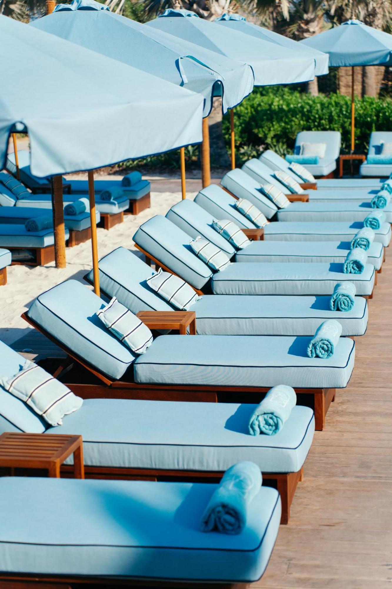 ホテル シーザーズ パレス ブルーウォーターズ ドバイ エクステリア 写真 Sun beds